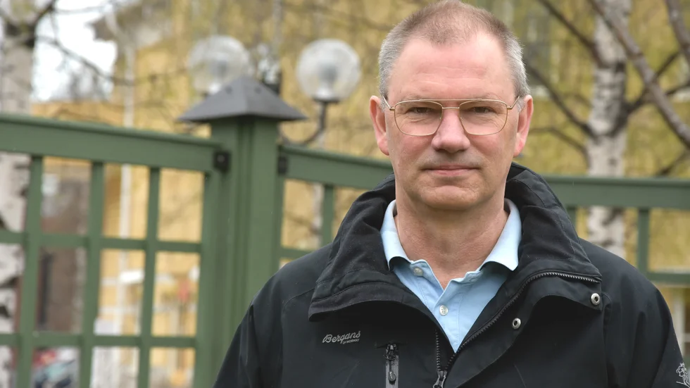 Sven Nordlund delar inte beskrivningen att det handlar om en spricka i partiet. "Det är en person som har en annan uppfattning, det kan uppstå olika åsikter och det får vi hantera" säger han som tillägger "vi kan antingen gnälla och tycka synd om oss själva eller vara med och driva saker".