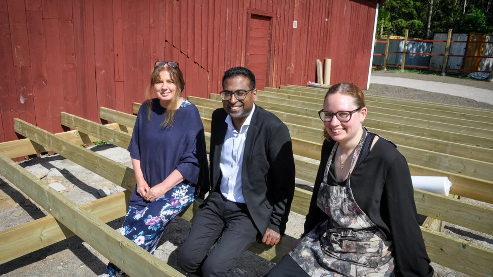 Scenen är på väg att byggas upp inne på Grönborgs-området. Carola Hellgren, Stefan Eriksson och Annelie Eriksson Blok inspekterar grunden.