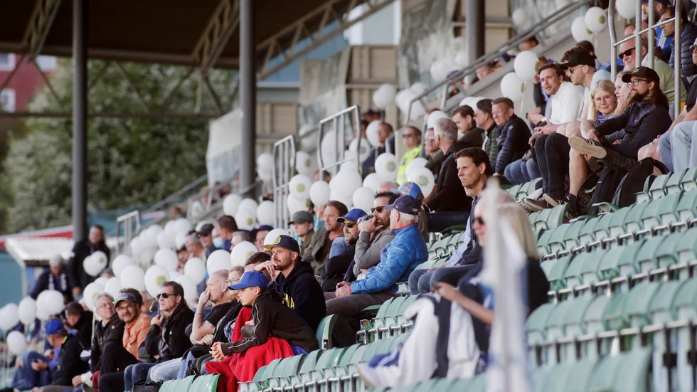 500 åskådare såg hemmalaget Gif Sundsvall förlora med 1–2 mot Jönköpings-Södra i superettan.