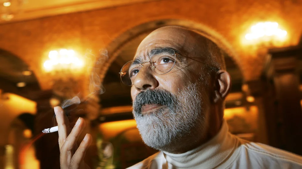 Ahmet Altan (född 1950) är en av Turkiets mest inflytelse­rika och lästa författare. Med boken "Jag kommer aldrig mer se världen" introduceras han för svenska läsare.