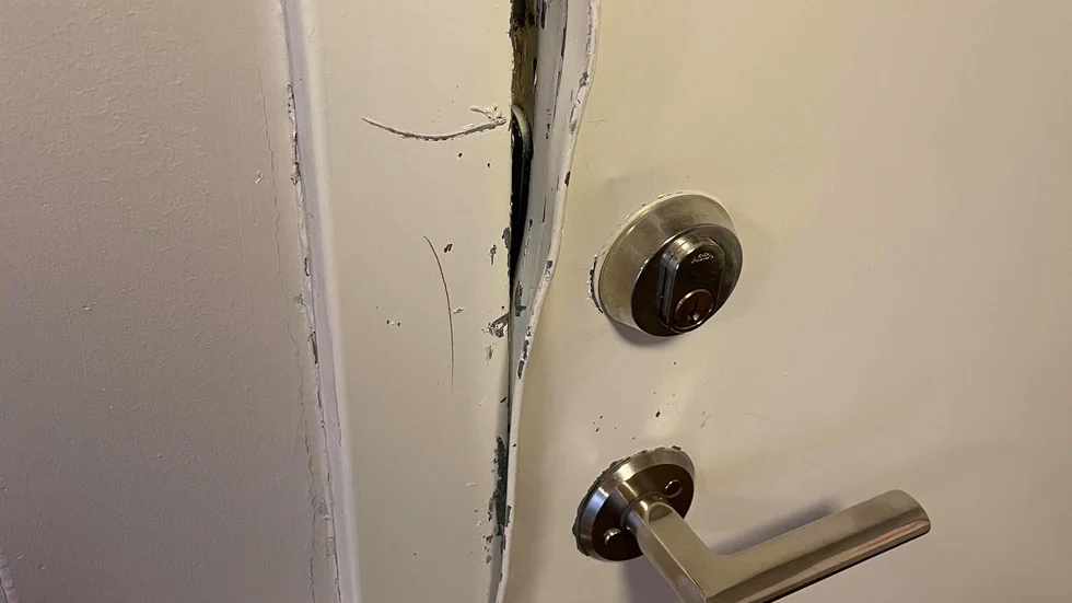 Polisen misstänker att tjuvarna använde brytjärn och vinkelslip för att ta sig in i idrottsanläggningen i Kvicksund.
