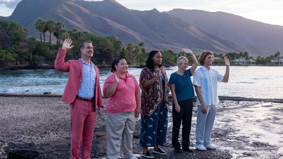 Personalen på Hawaii-hotellet "The white lotus" gör sitt bästa för att ge sina neurotiska gäster en friktionsfri vistelse. Pressbild.