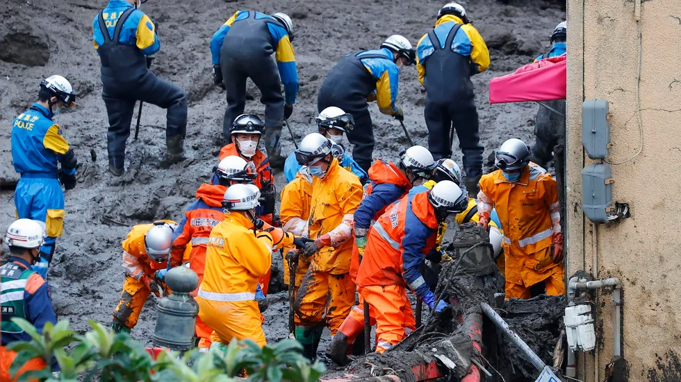 Räddningsarbetare fortsätter söka efter överlevare i japanska Atami.
