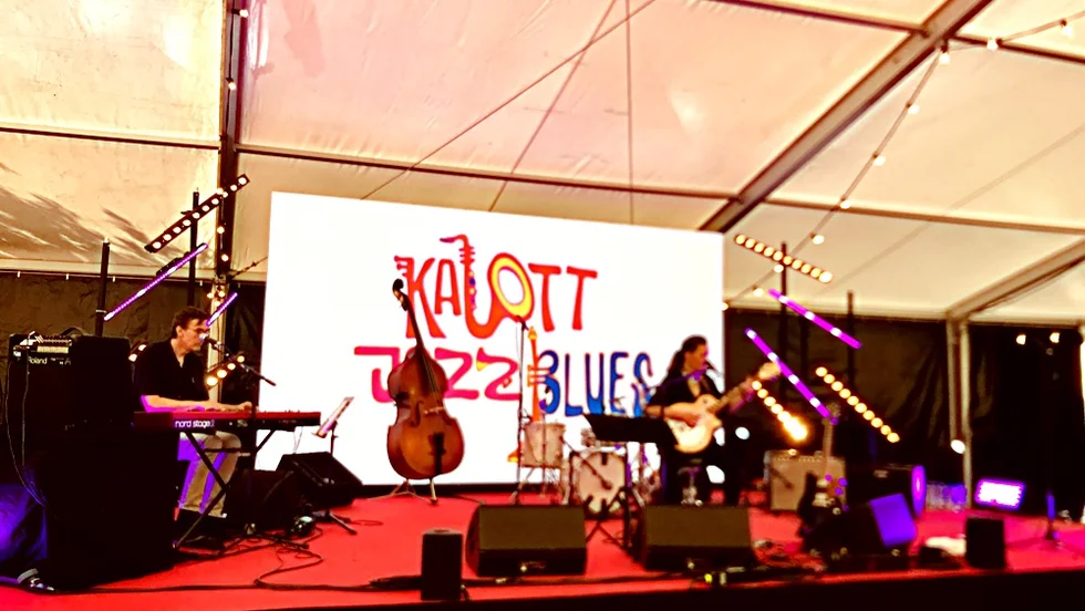 Sångerskan och slidegitarristen Erja Lyytinen är Finlands odiskutabla bluesdrottning och när hon intar tronen i sällskap med hovmarskalken Harri Taittonen med sina hårddrillande pianofingrar fattar vi redan vid första slideglidet att här ska levereras, menar Kurirens recensent Anders Lundkvist
