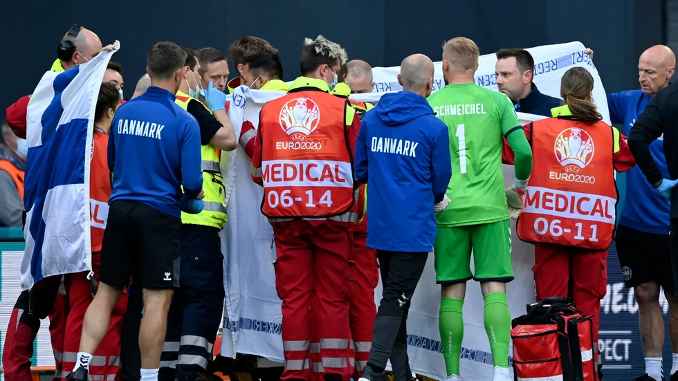 Christian Eriksen vårdas efter att ha kollapsat i EM-premiären mot Finland. Arkivbild.