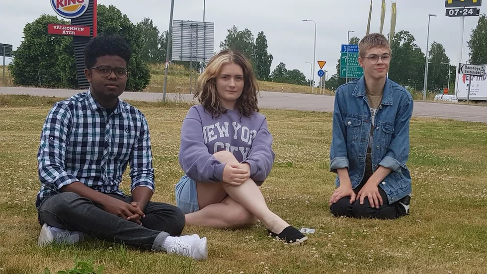 Abdi Abdulahi, Mette Sandin och Vilfred Landstedt jobbar för att lösa problem med nedskräpningen runt restaurangerna vid Östgötaporten där tusentals fordon dagligen stannar. 