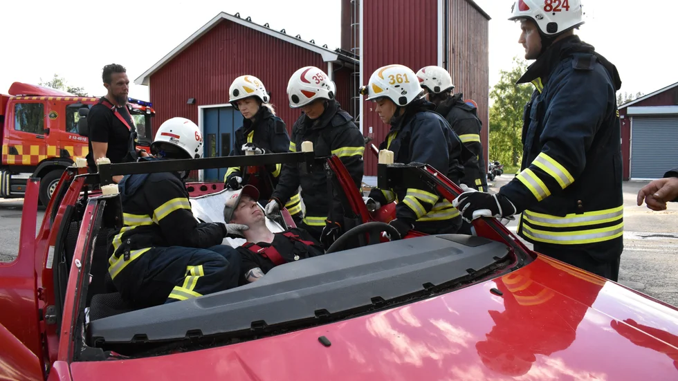Deltagarna fick pröva sina nya kunskaper i en simulerad bilolycka.