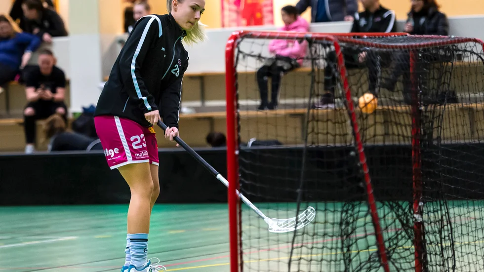 Poängspelaren Sanna Holmström flyttar hem och är klar för spel i division I den komma säsongen.