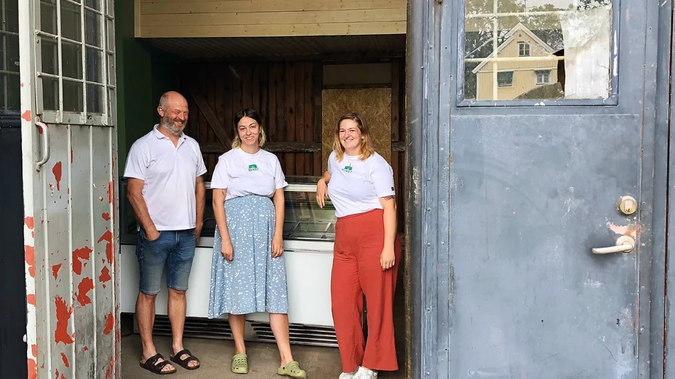 Christer Ebbesson, Thilda Ebbesson och Amalia Ebbesson kommer servera glass över disk i sommar, men Tholda är den som har huvudansvaret. 