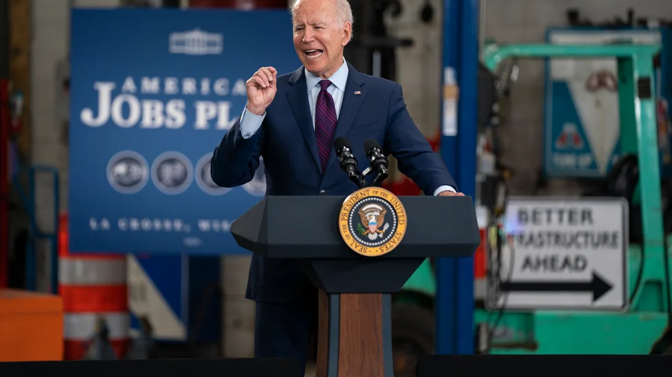 USA:s president Joe Biden berättar om sin infrastrukturplan på en verkstad i La Crosse, i delstaten Wisconsin.