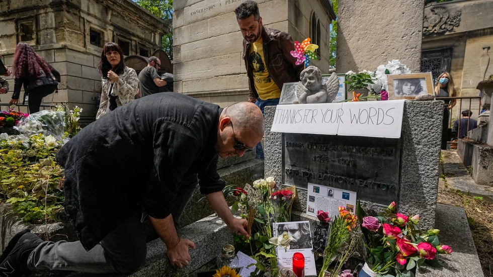 På lördagen är det 50 år sedan rocksångaren Jim Morrison dog. Fans samlades vid hans grav på Père-Lachaise i Paris.