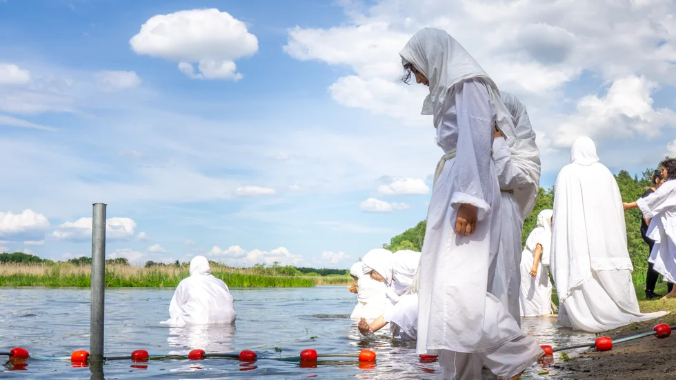 Skjulsta badplats var under söndagen scen för inte bara traditionellt solbad, utan även för en urgammal religiös ceremoni.