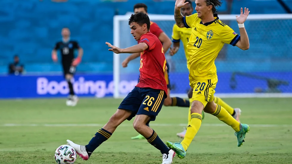 Spaniens Pedri och Sveriges Kristoffer Olsson under EM-premiären.