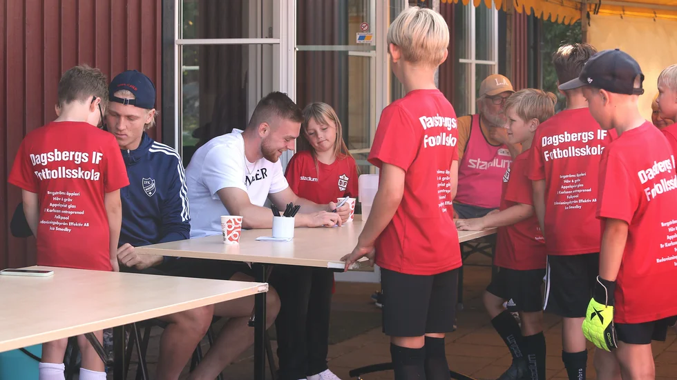 Daniel Eid och Dino Salihovic fick fullt upp på Dagsbergs fotbollsskola.