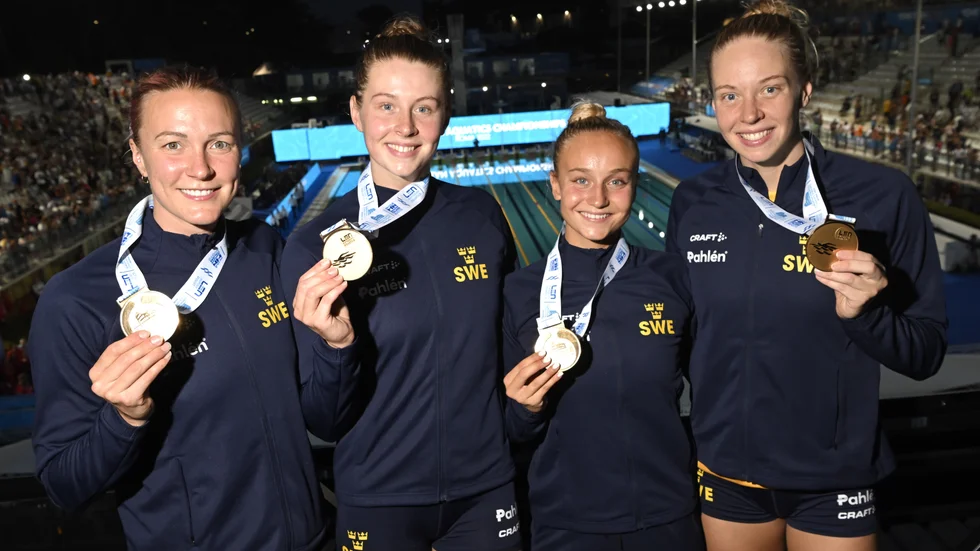 Sarah Sjöström, Sophie Hansson, Hanna Rosvall och Louise Hansson med guldmedaljerna runt halsen efter utklassningssegern i lagkappen 4x100 meter medley.