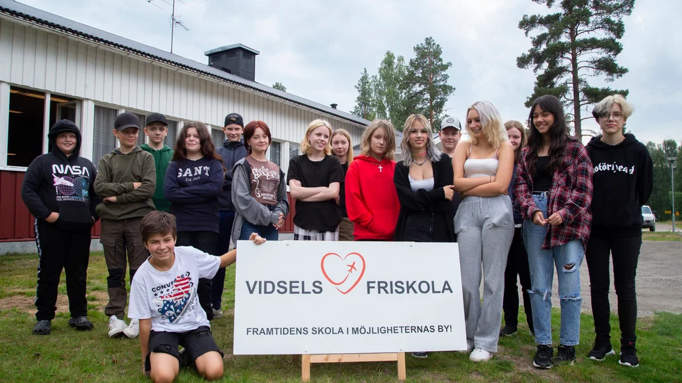 Vidsels friskola välkomnade 16 elever till första skoldagen under onsdagen. Samtliga var glada över att få möjligheten att stanna i byn.