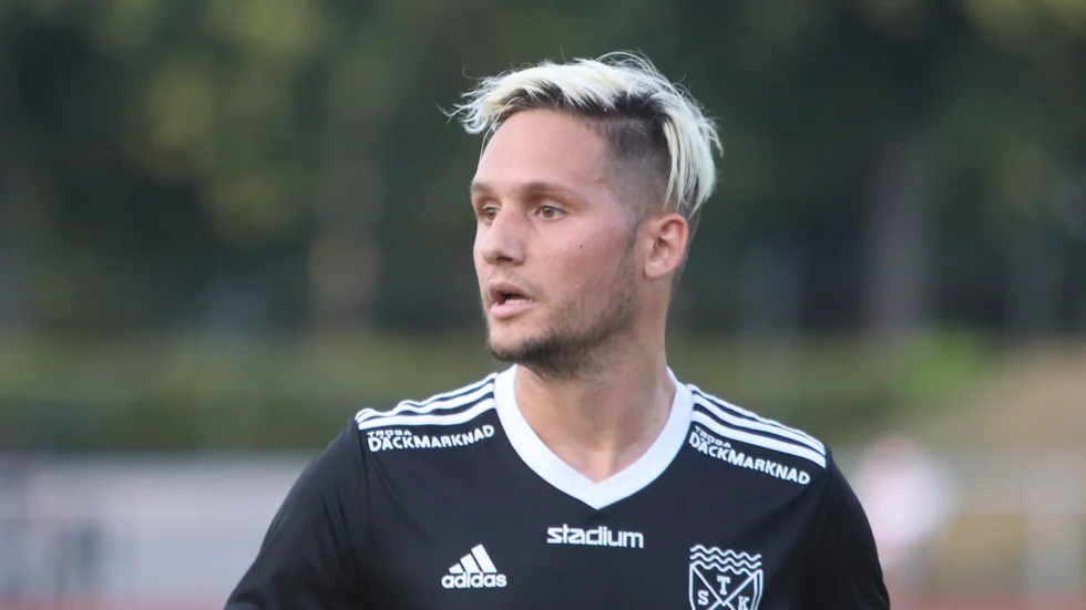 I våras spelade Mirza Tule med Värmbol. Nu kommer han tillbaka till Värmbols IP - men i Trosa/Vagnhärads svarta matchställ.