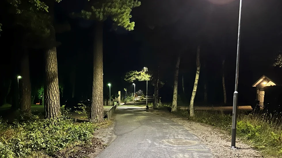 Gång- och cykelvägen är nu belyst.
