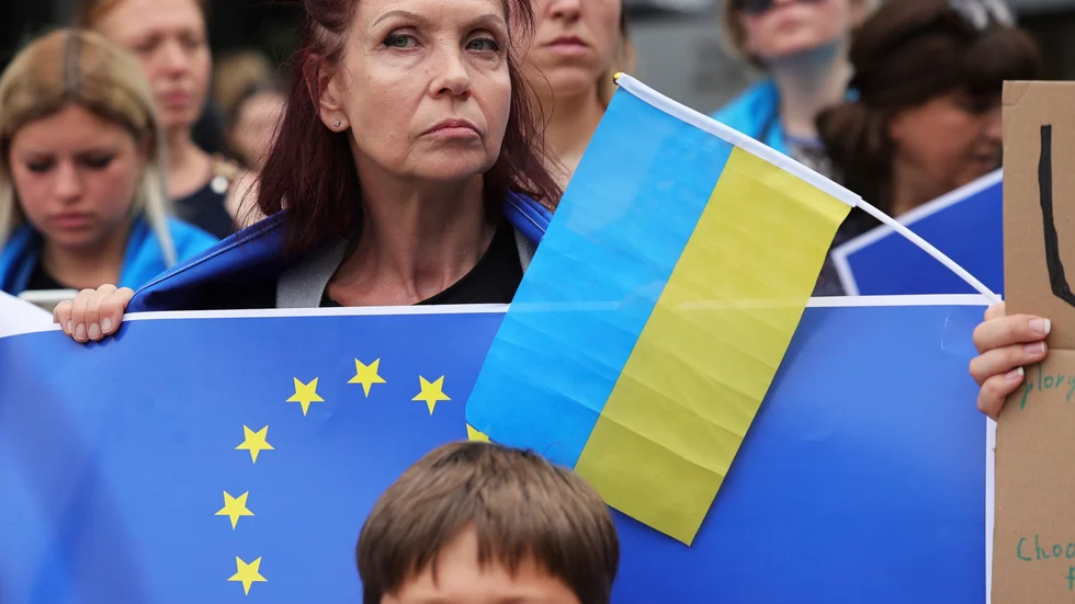 Ukrainas flagga och EU-flaggan, här vid en manifestation i Bryssel.