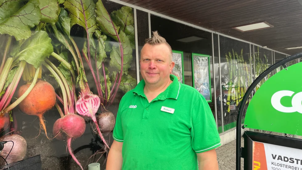 Robert Pihl, butikschef på Coop i Vadstena menar att priserna har påverkats: "Det har varit en rätt så kraftig ökning på till exempel smör".