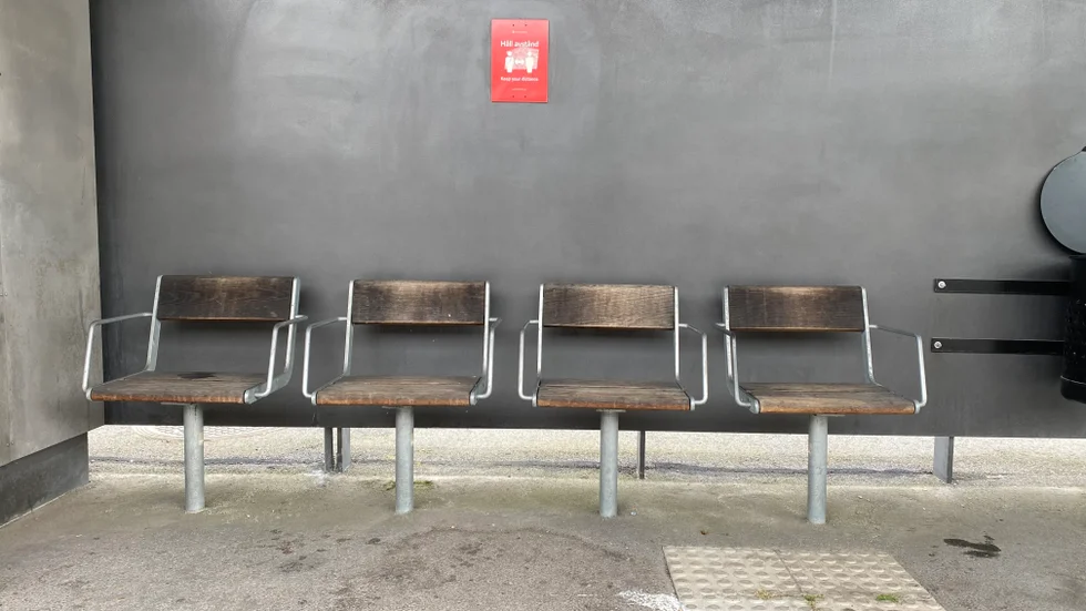 Rätt utformade stolar kan vara en förutsättning för att  personer med rörelsehinder kan ta en stadspromenad, skriver Lena-Carin Carlebris.