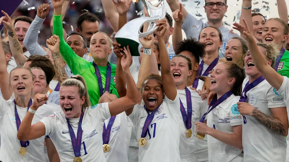 Englands damlandslag får dela på miljoner.