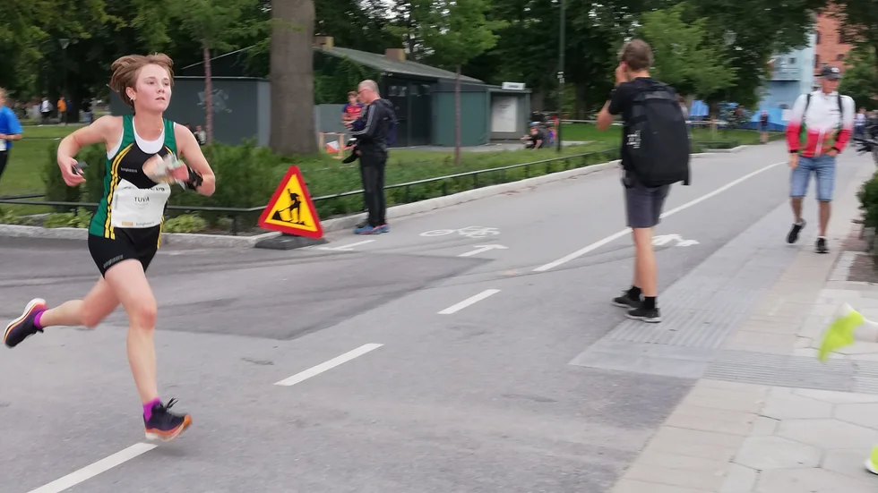 Västerviks OK:s Tuva Östangård under den tredje sprintetappen i centrala Uppsala.
