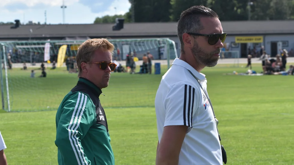 Magnus Pihl, till höger, var med och vann Bullerby Cup som tolvåring. Nu är han tillbaka, som ledare i Hulltsfreds P10-lag. 