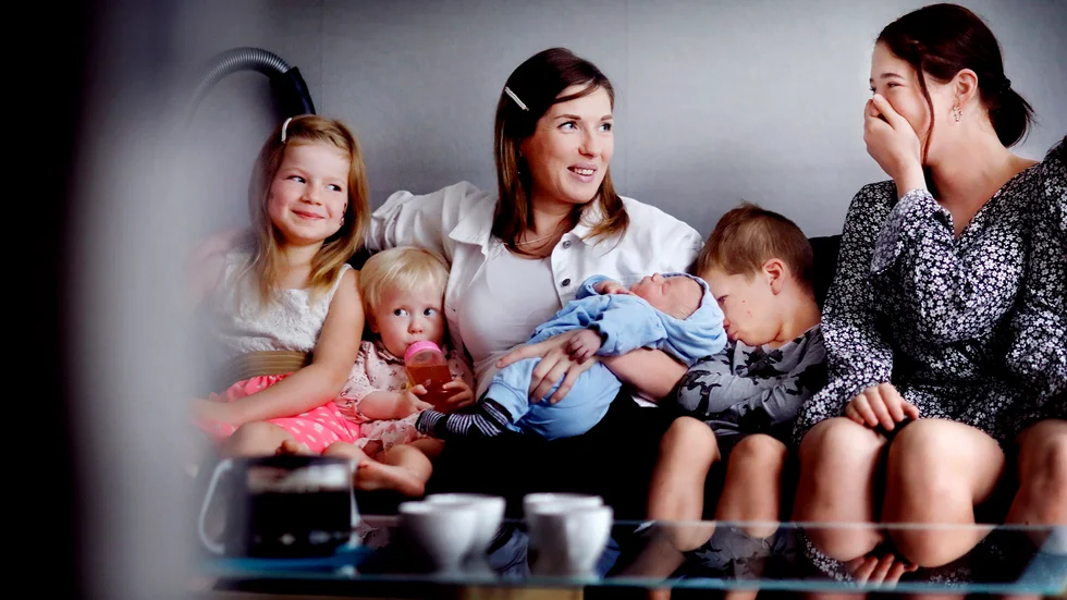 Hela familjen samlas i soffan runt nyfödda Zevolot som vilar i mamma Annas famn. På bilden syns syskonen Valeria, 8, Anna,1, Michailov, 6 och Nadja, 16.