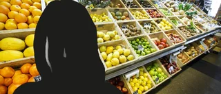 Kvinna bet butikschef efter stöld – låstes in vid entrén
