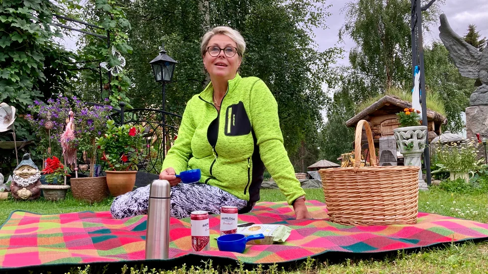 Gröna fingrar och snickarkonst präglar tomten längs Roknäsvägen där Catarina Strandberg bor, och där hon samlat ihop en konstskatt av den lokala bohemen Nils Artur Nordmark, alias N.A.N.