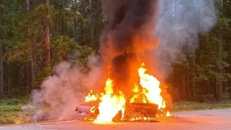 Bilen var helt övertänd när räddningstjänsten kom till platsen. "Det inträffade någon form av motorhaveri", säger Kenneth Söderberg.