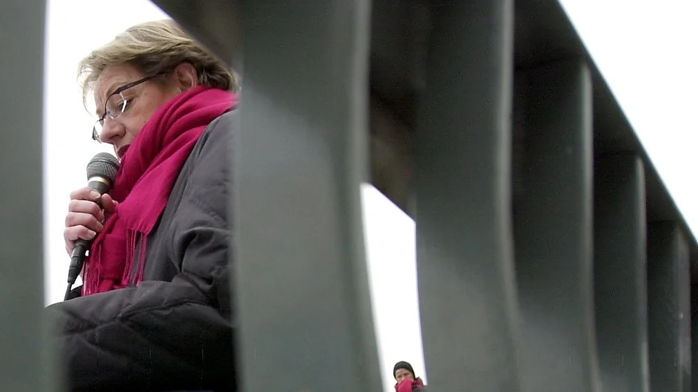 Gudrun Schyman talar på en atikrigsdemonstration.
