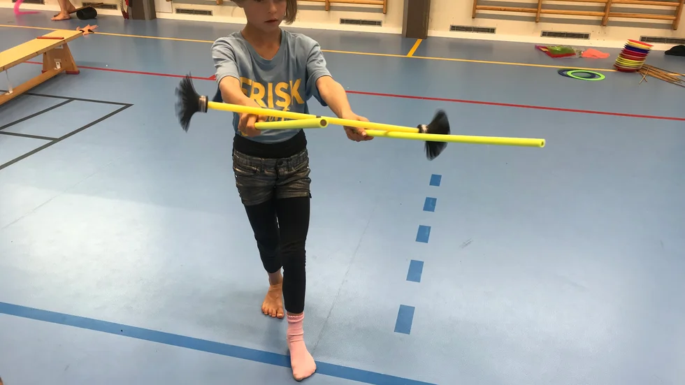 Eira Kleparska, 8 år övar på flowersticks.