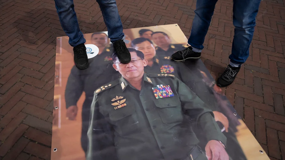 Demonstranter utanför internationella domstolen i Haag kliver på bilden av Myanmars juntaledare, general Min Aung Hlaing. 