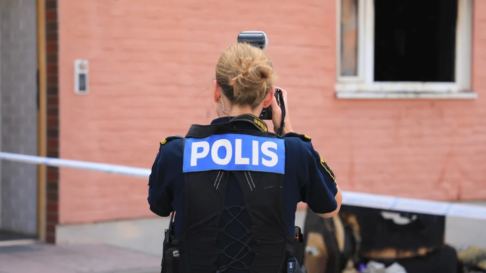 Polis fotograferar från platsen där de misstänkta bränderna i Gränby har pågått. 