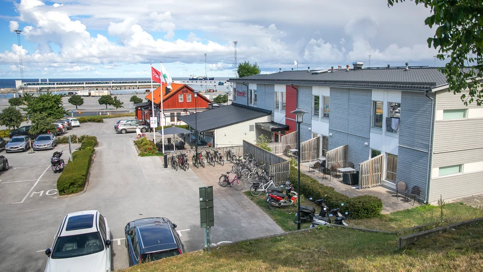 Om Gotland Hotels and Properties får som de vill kommer den grå byggnaden till höger och den rödvita Koggen till vänster att rivas, för att ersättas med en ny hotellbyggnad i tre våningar för Scandic.