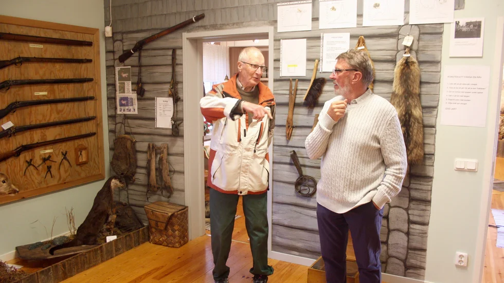 Besökaren Ove Eriksson och Benny Mattsson, Norsjö Jaktmuseum, i samspråk