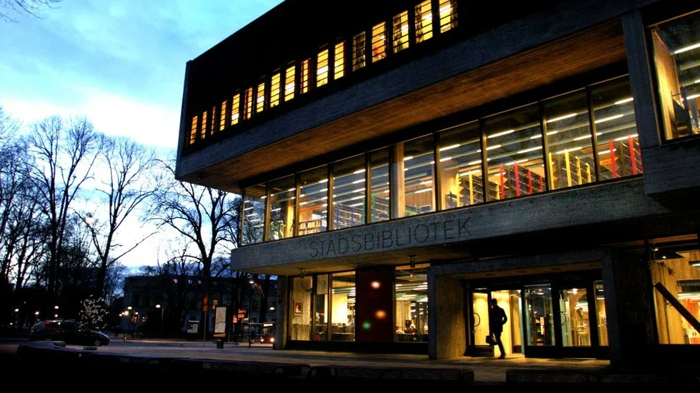 Norrköpings stadsbibliotek borde omgående sammankalla all personal för att offentligt be dessa om ursäkt och "backa bandet", skriver insändarskribenten.