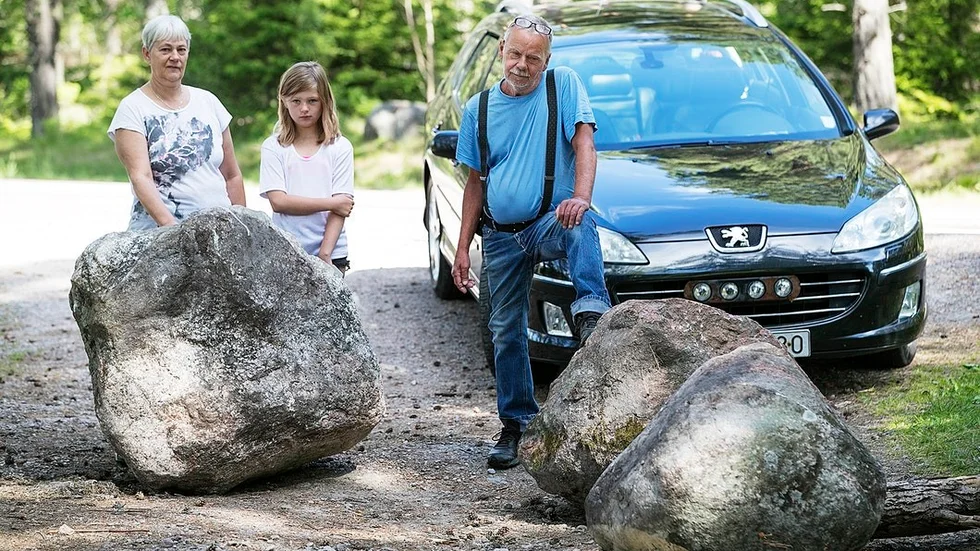 Conny Nordmark med sambon Lena Nordlund och barnbarnet Amelia Eriksson vid stenarna som ligger utplacerade vid badplatsen i närheten av Stäkstugan, Helgö. De tycker att det är dåligt att möjligheterna till att stanna vid badstränderna och klipporna längs Utflyktsvägen mellan Nyköping och Trosa begränsas.
