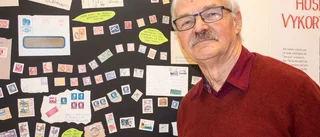 Firar med 100 frimärken från 100 år