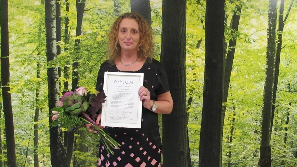 Camilla Andersson med diplomet som förkunnar att hon är Årets vägledare 2017.
