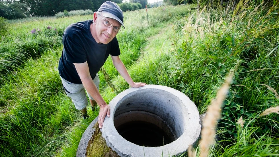 Kjell-Åke Johansson och hans sambo blev oroliga när de såg det otäckta brunnen längs vandringsleden.