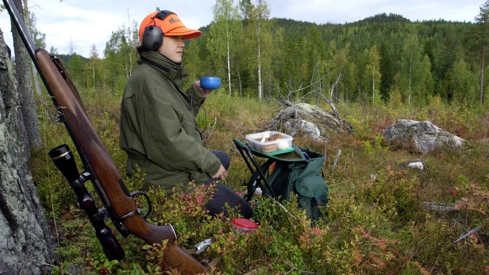 Straffen för innehav av illegala vapen ska skärpas, men laglydiga vapenägare ska inte drabbas av onödiga pålagor, skriver Moderaterna.