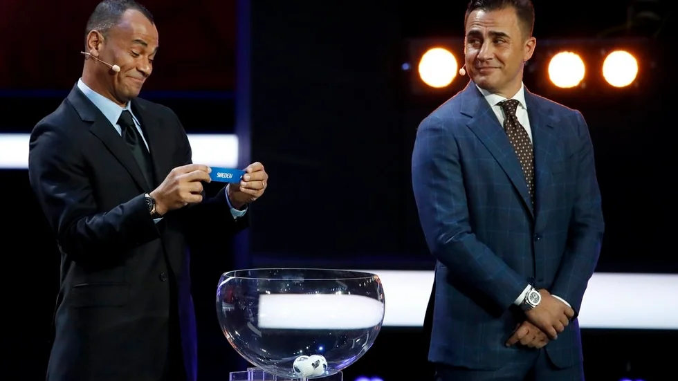 Cafu har precis dragit Sverige till grupp F. Bredvid syns Fabio Cannavaro från Italien, det land som ju slogs ut av just de blågula i playoff nyligen.