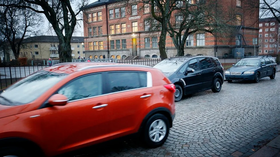 Trafiksituationen utanför många Eskilstunaskolor kan beskrivas som i det närmaste kaotisk runt åttasnåret på vardagsmorgnarna. Enligt kommunen är det dock svårt att få bukt med problemet så länge bilburna föräldrar känner att de måste lämna av skoleleverna precis utanför entrén.