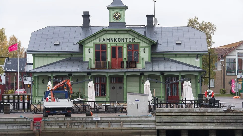 Krögaren får inte tillstånd att bygga bostäder i gamla hamnkontoret.