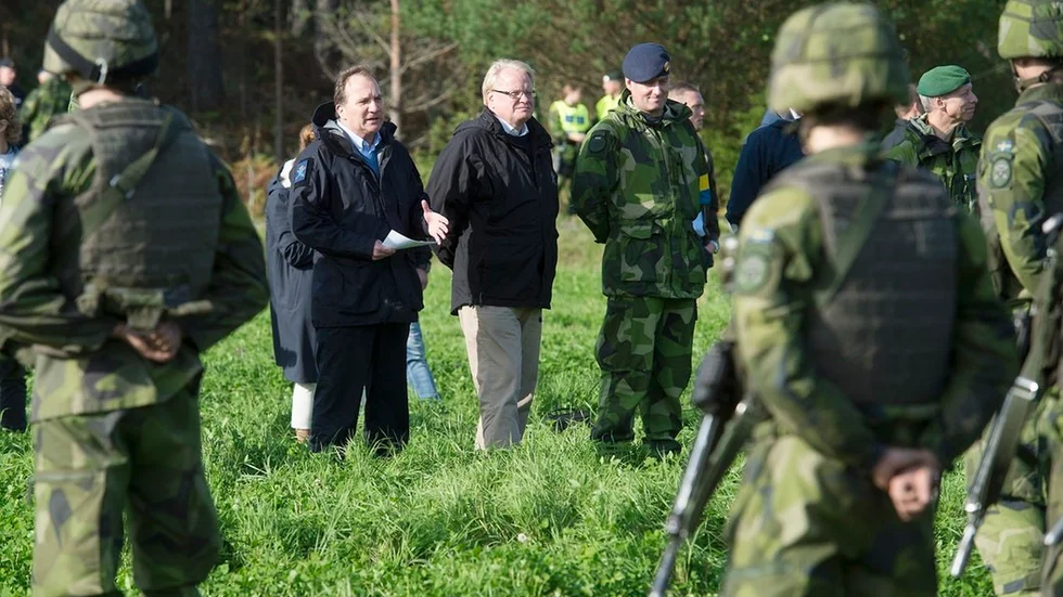 Statsminister Stefan Löfven och försvarsminister Peter Hultqvist (S).
