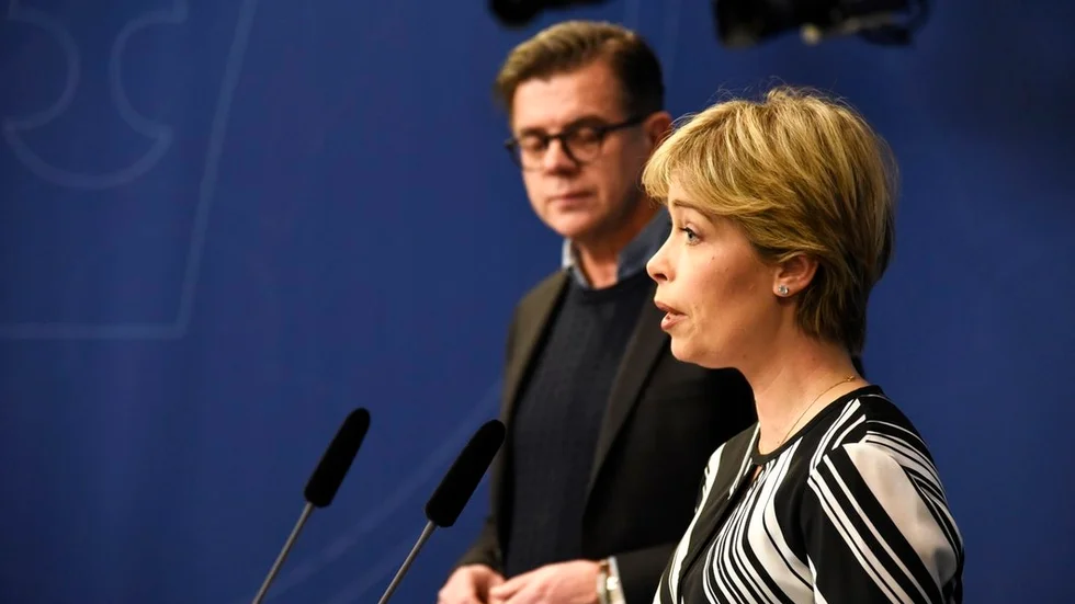 Utredaren Lars Arrhenius och socialminister Annika Strandhäll.