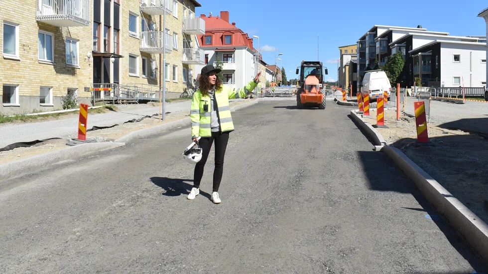 Här på Södra Lasarettsvägen ska vi asfaltera den första etappen, säger projektledare Johanna Granlund.